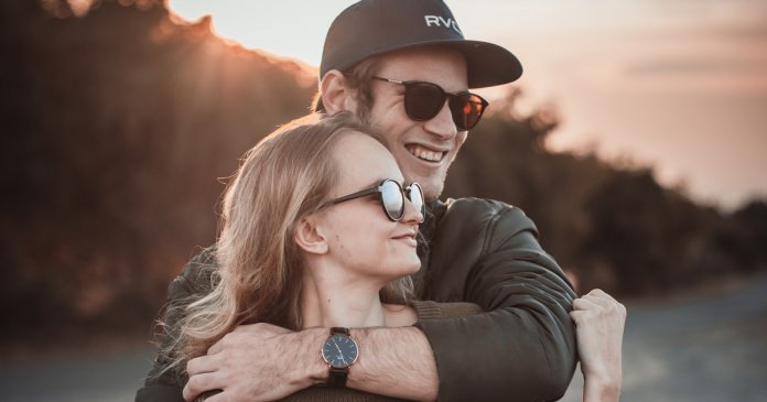 ABRAÇO1 Há um traje que se adapta a todos os corpos: o abraço