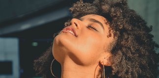 Hey, deixa eu te contar: nem toda brasileira sabe sambar.