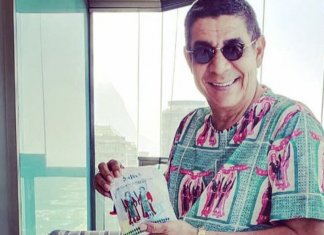 Zeca Pagodinho distribui doces na rua em dia de São Cosme e Damião