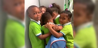 Crianças se emocionam com a volta de seu amigo que foi sobrevivente do furacão Dorian