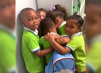 Crianças se emocionam com a volta de seu amigo que foi sobrevivente do furacão Dorian