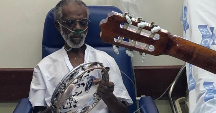 Após ganhar roda de samba em hospital, idoso recebe alta. “A música ajudou”.