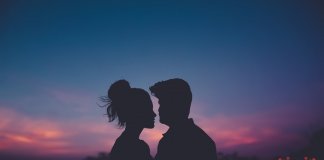 Quando a estupidez entra pela porta, o amor sai pela janela