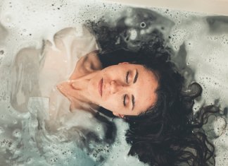 Por que você não deve levar o celular para o banheiro (não é o que você está pensando)