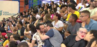 Público da Bienal promove ‘beijaço’ em resposta à ordem de Crivella para apreender livros