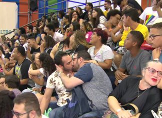 Público da Bienal promove ‘beijaço’ em resposta à ordem de Crivella para apreender livros