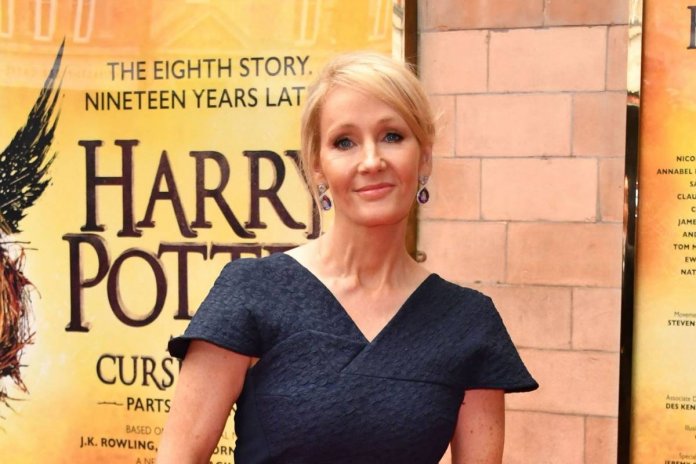 J. K. Rowling doou boa parte do patrimônio para a caridade.