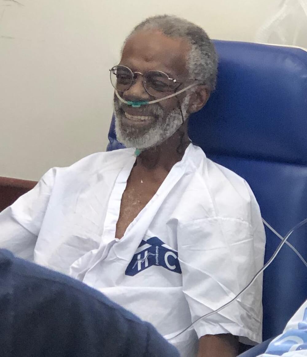 contioutra.com - Após ganhar roda de samba em hospital, idoso recebe alta. “A música ajudou”.