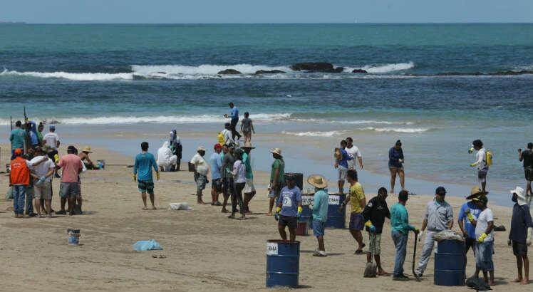 contioutra.com - O povo se une e realiza mutirão para a limpeza das praias no litoral de Pernambuco