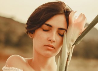 Estou abraçando as minhas tristezas sem desrespeitar a minha sede de ser feliz.