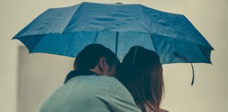 Se a cumplicidade não encaixa mais entre ambos, talvez seja a hora mesmo de partir.