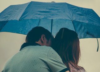 Se a cumplicidade não encaixa mais entre ambos, talvez seja a hora mesmo de partir.