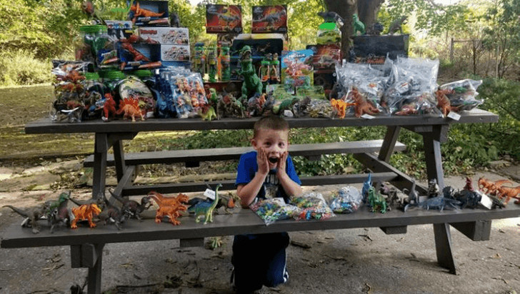 contioutra.com - Menino que venceu o c&acirc;ncer doa brinquedos a seus amigos do hospital.