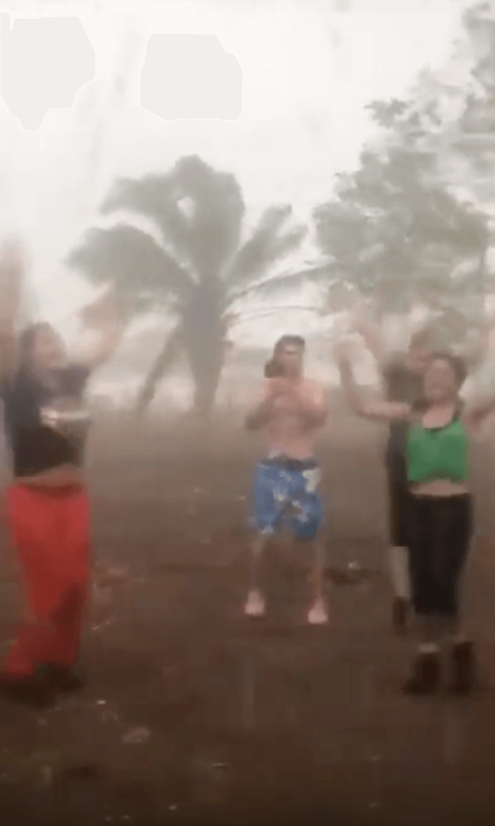 contioutra.com - Chuva torrencial surpreende volunt&aacute;rios de inc&ecirc;ndio na Amaz&ocirc;nia boliviana