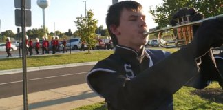 Por causa de paralisia cerebral, disseram que ele não iria andar; hoje ele marcha orgulhoso com a banda Por causa de paralisia cerebral, disseram que ele não iria andar; hoje ele marcha orgulhoso com a banda