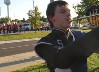 Por causa de paralisia cerebral, disseram que ele não iria andar; hoje ele marcha orgulhoso com a banda