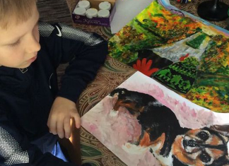 Garotinho artista vende suas obras para doar dinheiro para abrigos de animais