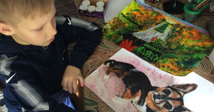 Garotinho artista vende suas obras para doar dinheiro para abrigos de animais