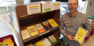 Posto de gasolina cria biblioteca comunitária para empréstimo ou doação de livros