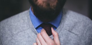 A história clichê do patrão que quer a saída do colaborador…  e inferniza a vida dele.