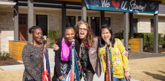 Steven Tyler doa US $ 500.000 e ajuda a abrir um abrigo para mulheres vítimas de abuso