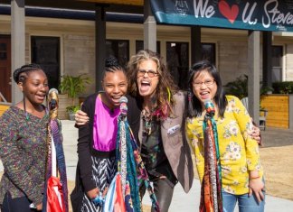 Steven Tyler doa US $ 500.000 e ajuda a abrir um abrigo para mulheres vítimas de abuso