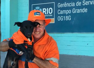 “Pretinho”, o cachorro que acompanha fielmente seu dono durante seu trabalho como gari.