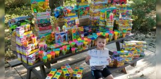 Menino que venceu o câncer doa brinquedos a seus amigos do hospital.