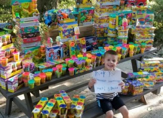 Menino que venceu o câncer doa brinquedos a seus amigos do hospital.