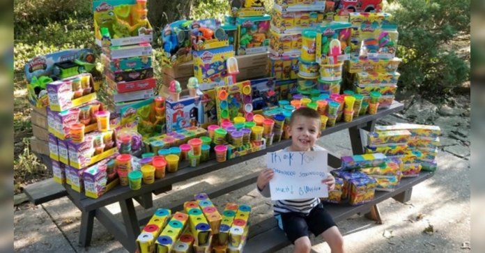 Menino que venceu o câncer doa brinquedos a seus amigos do hospital.