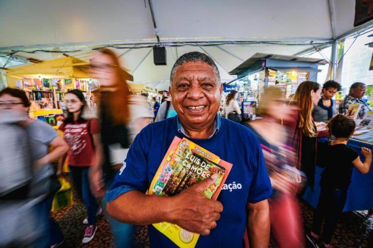 contioutra.com - Com 70 anos, seu Santos aprende a ler e compra seu primeiro livro na Feira.