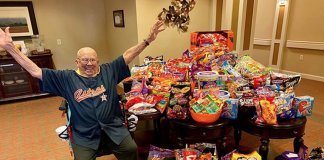Idosos de um asilo se juntaram para coletar doces e distribuírem para crianças no Halloween