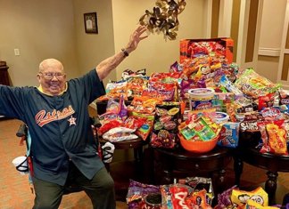 Idosos de um asilo se juntaram para coletar doces e distribuírem para crianças no Halloween