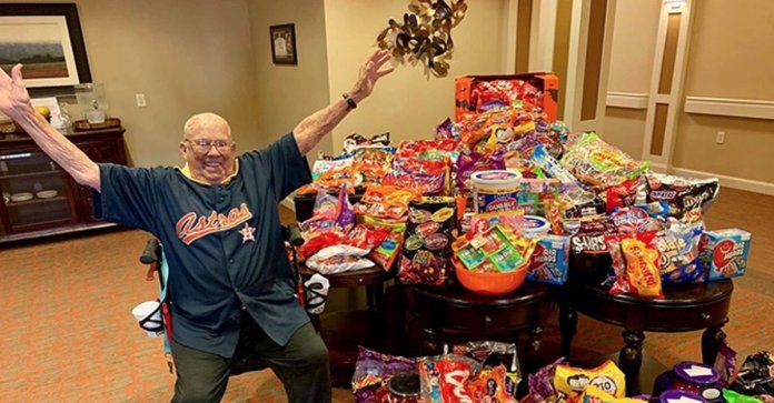 Idosos de um asilo se juntaram para coletar doces e distribuírem para crianças no Halloween