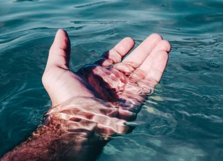 Leis de controle adotadas pelo Reino Unido já reduziram plástico no oceano, aponta relatório