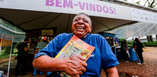 Com 70 anos, seu Santos aprende a ler e compra seu primeiro livro na Feira.