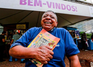 Com 70 anos, seu Santos aprende a ler e compra seu primeiro livro na Feira.