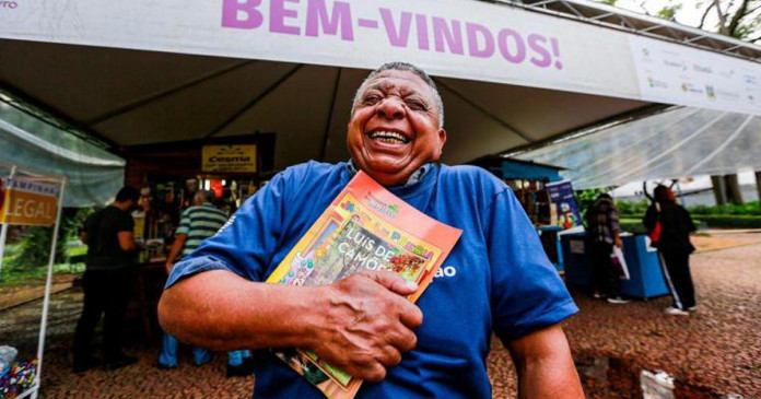 Com 70 anos, seu Santos aprende a ler e compra seu primeiro livro na Feira.