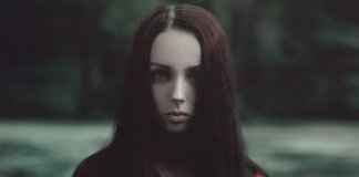 Por temer a rejeição, a vítima da relação abusiva aceita tudo