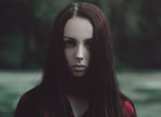 Por temer a rejeição, a vítima da relação abusiva aceita tudo