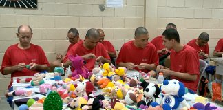 Com a ajuda de projeto, detentos produzem bonecas para crianças com câncer no ES