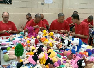 Com a ajuda de projeto, detentos produzem bonecas para crianças com câncer no ES