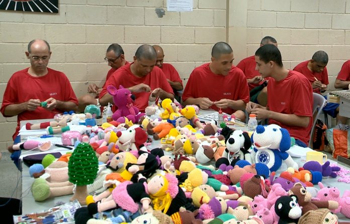 Com a ajuda de projeto, detentos produzem bonecas para crianças com câncer no ES