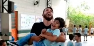 Ninguém de fora da brincadeira: Professor pula corda com aluno cadeirante