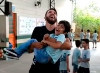 Ninguém de fora da brincadeira: Professor pula corda com aluno cadeirante