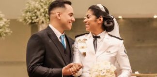 Capitã da PM se casa na igreja usando ‘vestido-farda’ Capitã da PM se casa na igreja usando ‘vestido-farda’