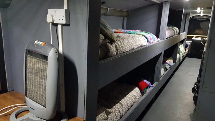 contioutra.com - Ônibus de dois andares é transformado em um abrigo móvel para moradores de rua.