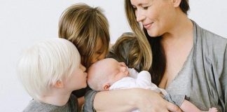 Bebê albino é chamado de filho de Sugar Daddy e mãe decide promover conscientização sobre o albinismo Bebê albino é chamado de filho de Sugar Daddy e mãe decide promover conscientização sobre o albinismo