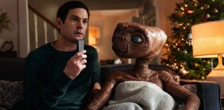 Personagens do filme E.T se reúnem em emocionante comercial de Natal; assista!