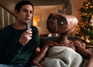 Personagens do filme E.T se reúnem em emocionante comercial de Natal; assista!